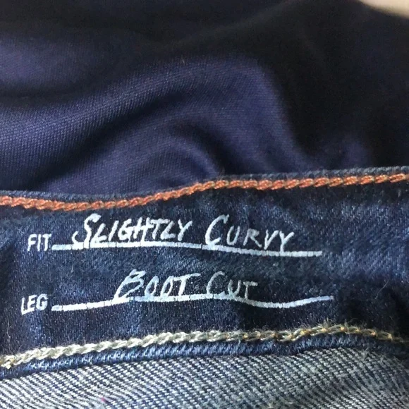 Eddie Bauer slightly curvy boot cut jeans. In good condition - Picture 3 of 5